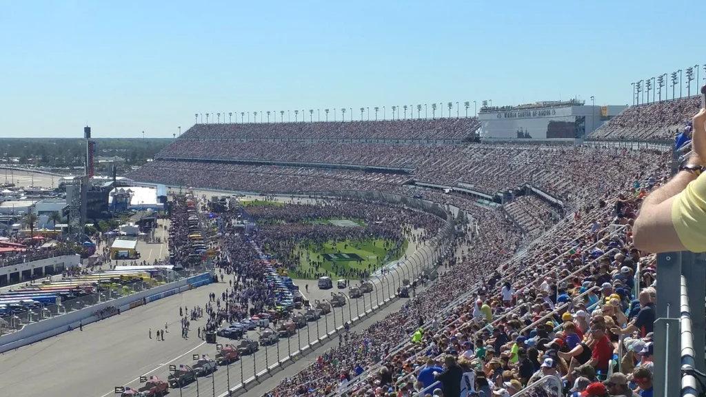 Gradas llenas y pit road en el Daytona International Speedway antes de la DAYTONA 500 2017