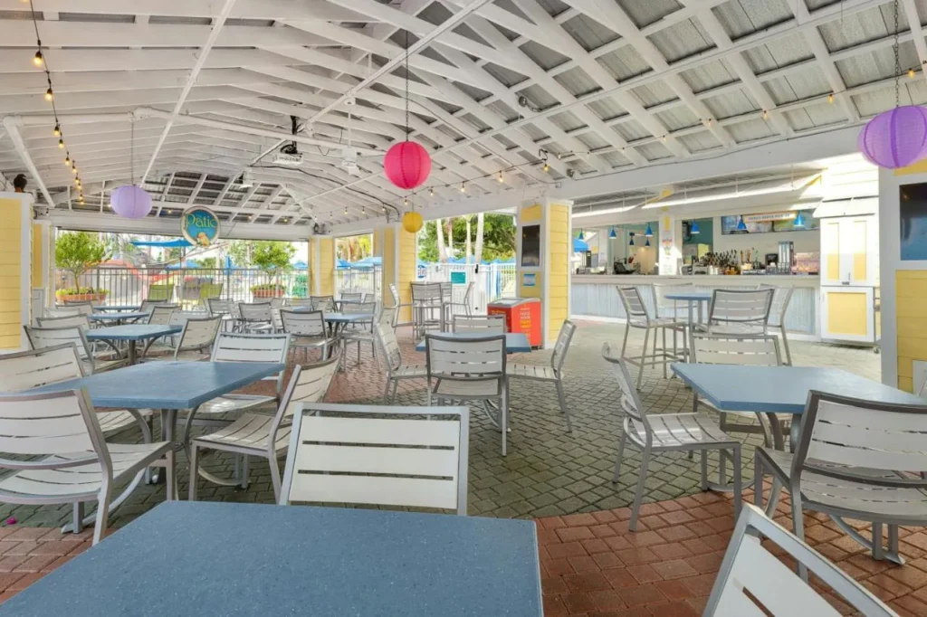 Asientos de Patio Bar and Grill con mesas azules y linternas de papel en Marriott's Harbour Lake