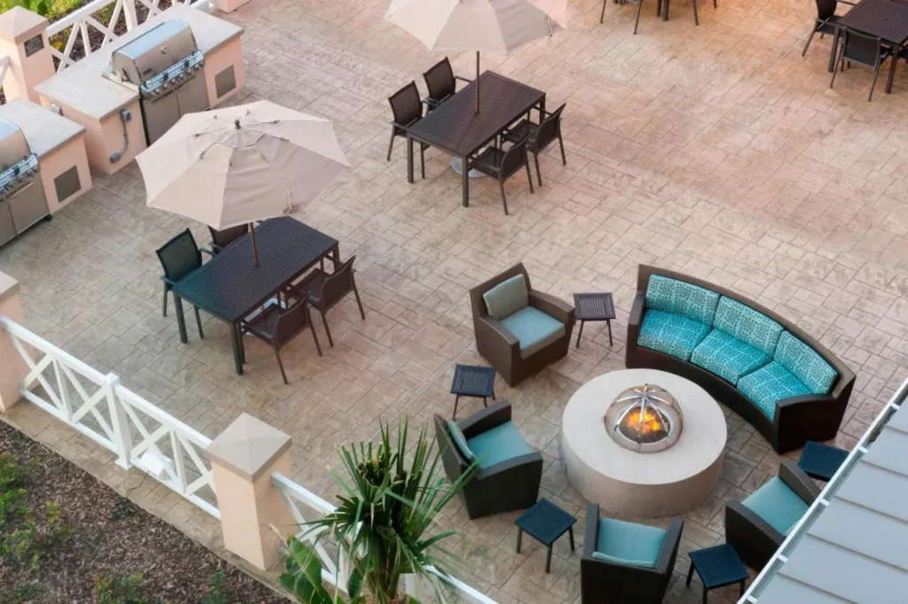 Patio con parrillas, mesas de sombrillas y fog&oacute;n visto desde arriba, Residence Inn Near Universal