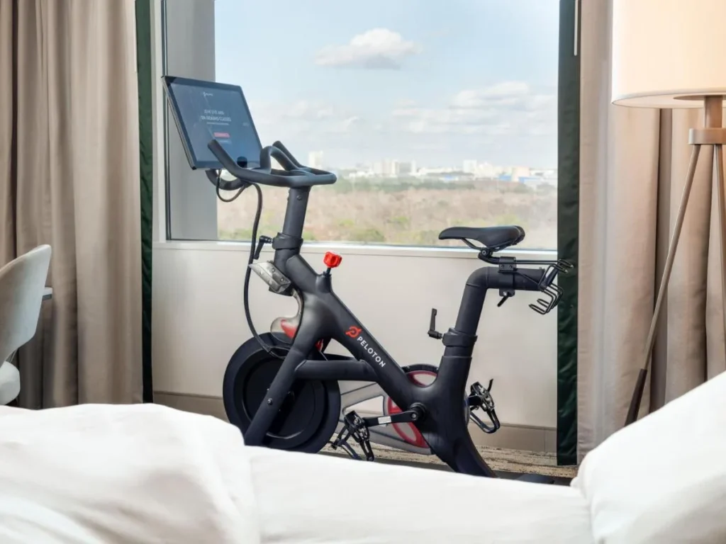 Bicicleta Peloton junto a la ventana de una habitaci&oacute;n en Signia by Hilton Orlando Bonnet Creek