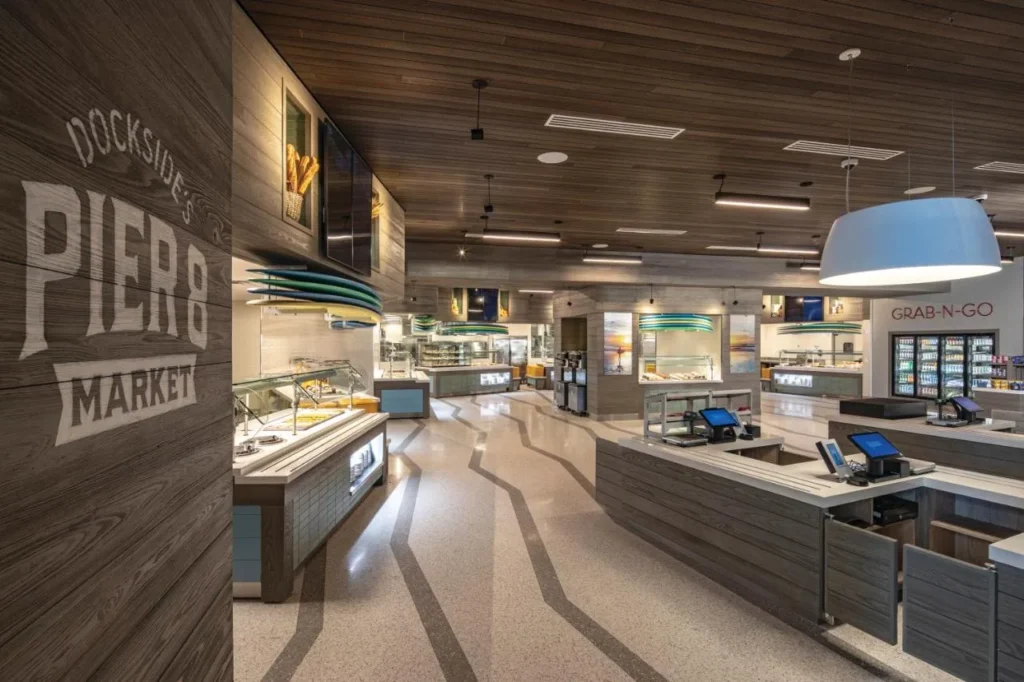 Pier 8 Market food court con estaciones de servicio y refrigeradores para llevar en Dockside Inn and Suites