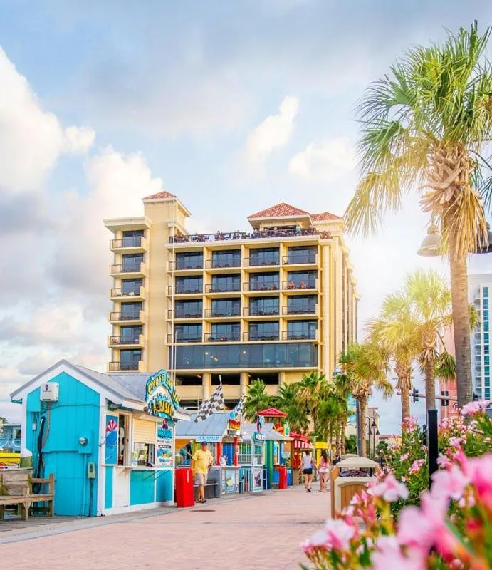 Pier House 60 Clearwater Beach Marina Torre del hotel detr&aacute;s de coloridas tiendas de playa y palmeras