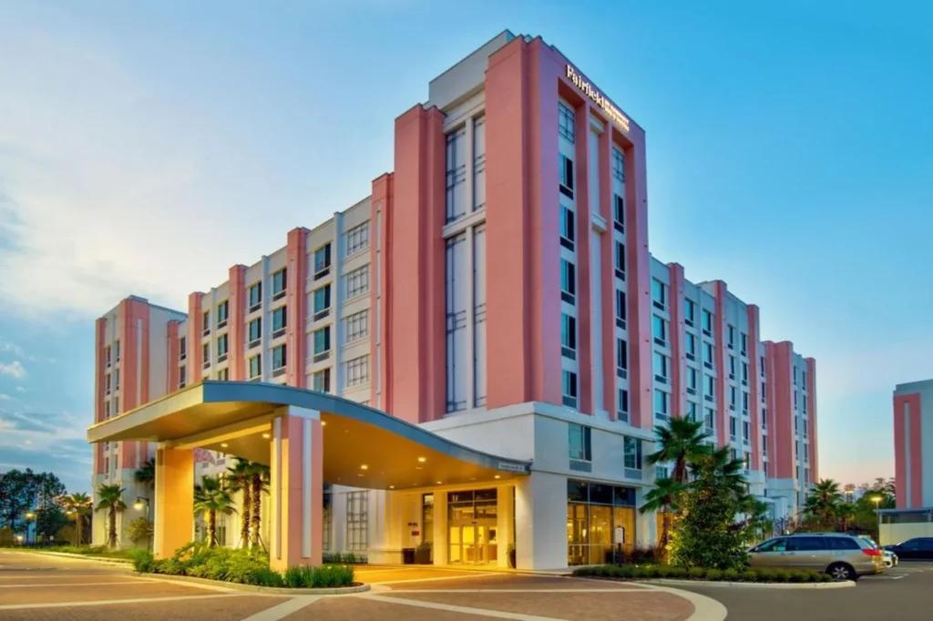 Torre rosa y blanca y dosel de entrada al atardecer, Fairfield Inn & Suites at Flamingo Crossings