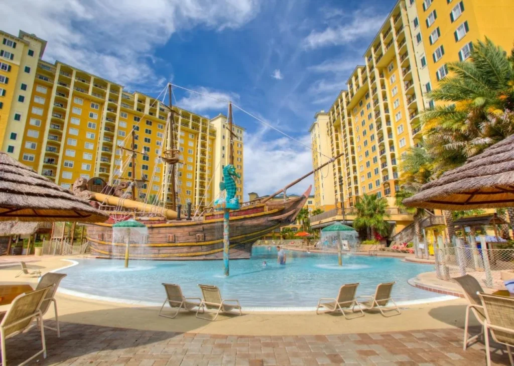 Piscina de barco pirata en Lake Buena Vista Resort Village & Spa entre las torres de la suite amarilla
