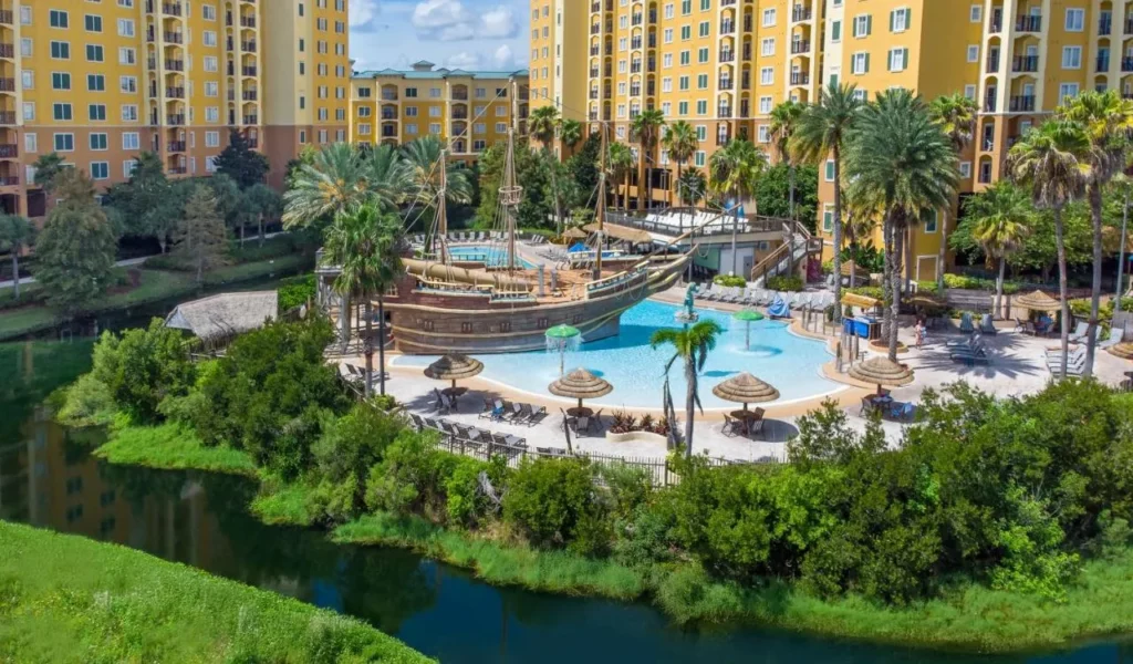 Piscina pirata debajo de las torres amarillas en Lake Buena Vista Resort Village and Spa