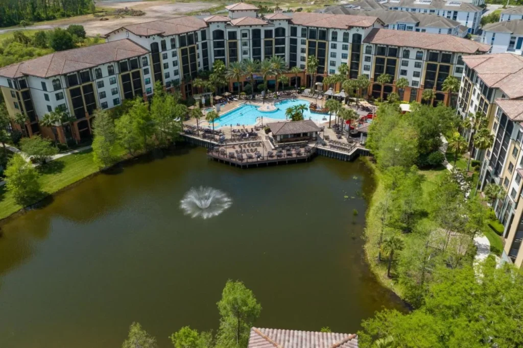 Piscina de barco pirata, tobog&aacute;n rojo y cubierta junto al lago vista desde arriba en Sheraton Vistana Villages