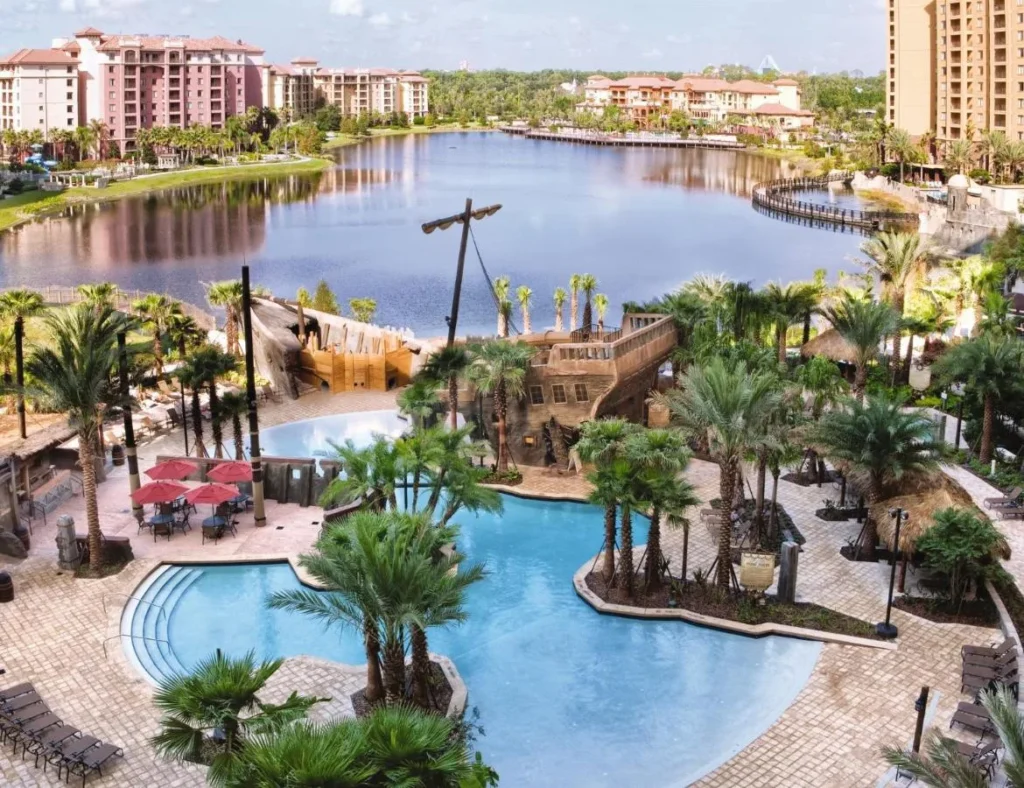 Barco pirata piscina tem&aacute;tica con tumbonas y palmeras junto al lago en Club Wyndham Bonnet Creek