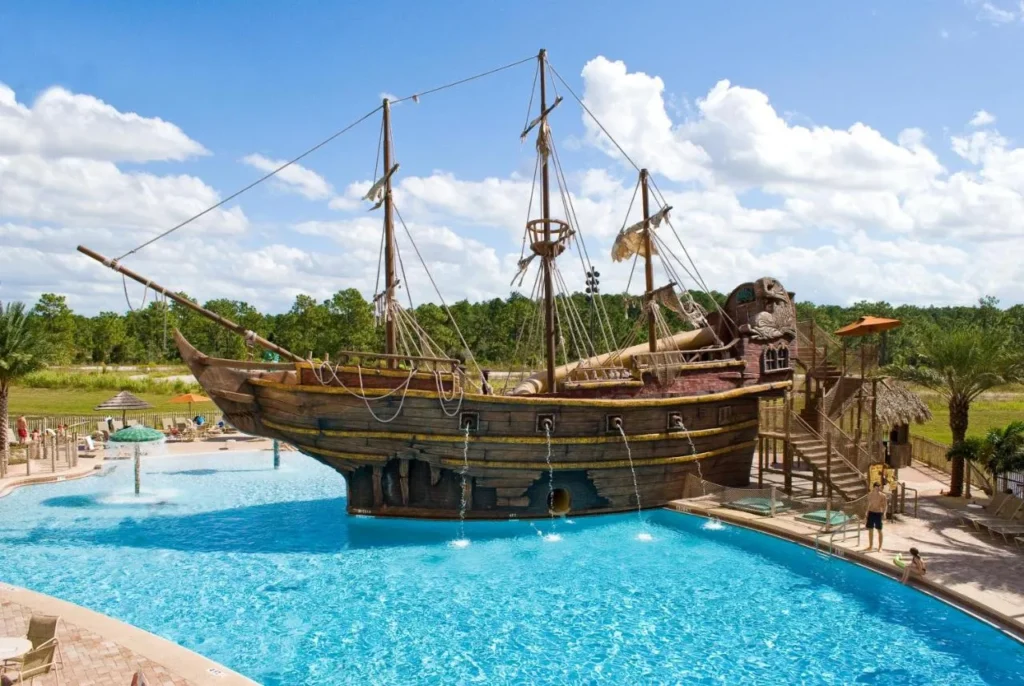 Barco pirata con ca&ntilde;ones de agua en la piscina de los piratas en Lake Buena Vista Resort Village