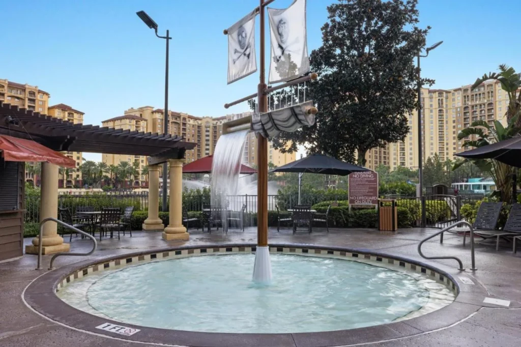 Piscina infantil con tem&aacute;tica pirata con cascada de m&aacute;stil debajo de las torres en Club Wyndham Bonnet Creek