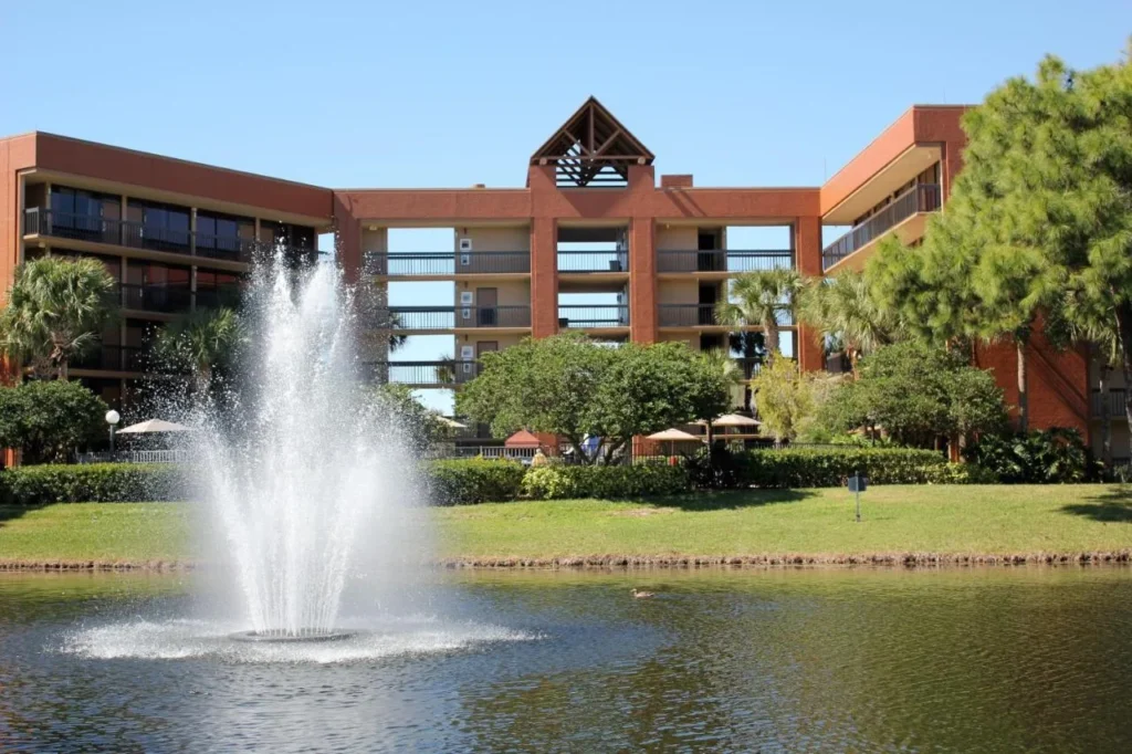 Fuente del estanque en frente del edificio de invitados de terracota, Rosen Inn Lake Buena Vista