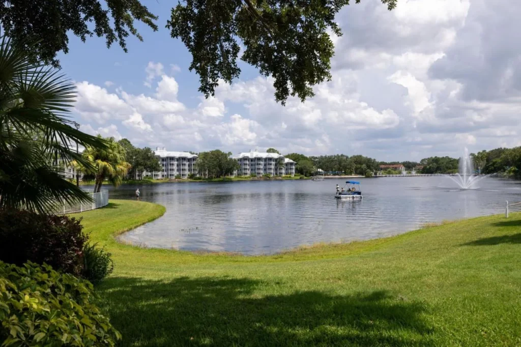 Barco pont&oacute;n y fuente en la bah&iacute;a con edificios de villas detr&aacute;s en el Cypress Harbour de Marriott