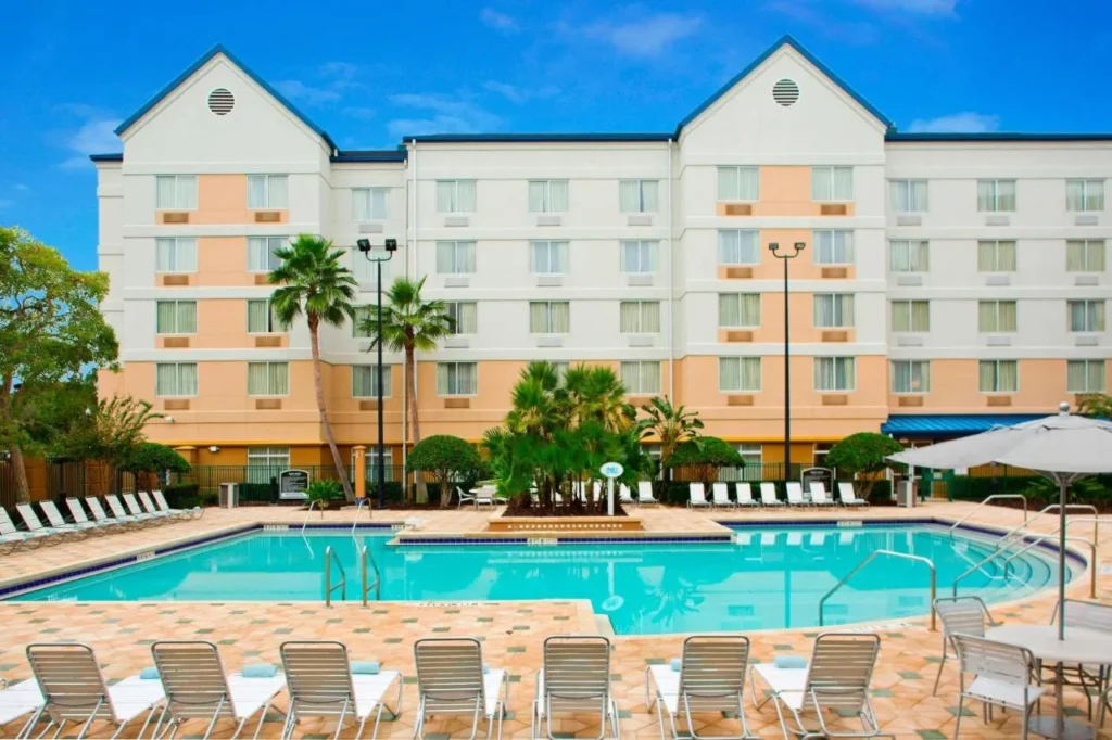 Piscina y tumbonas frente al Fairfield Inn & Suites at Marriott Village