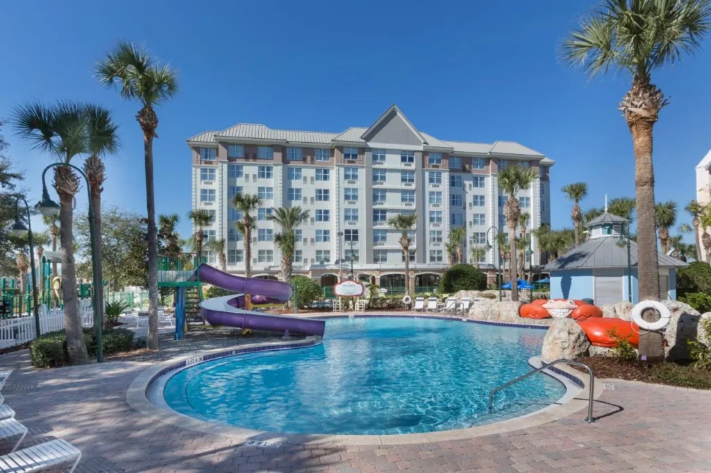 Piscina y tobog&aacute;n de agua p&uacute;rpura frente al Holiday Inn Express S Lake Buena Vista