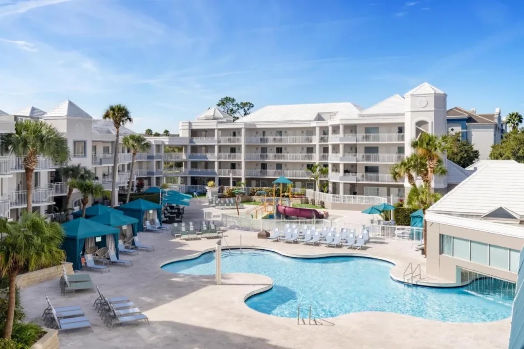 Piscina, cabañas y área de chapoteo para niños con tobogán en Embassy Suites Lake Buena Vista Resort
