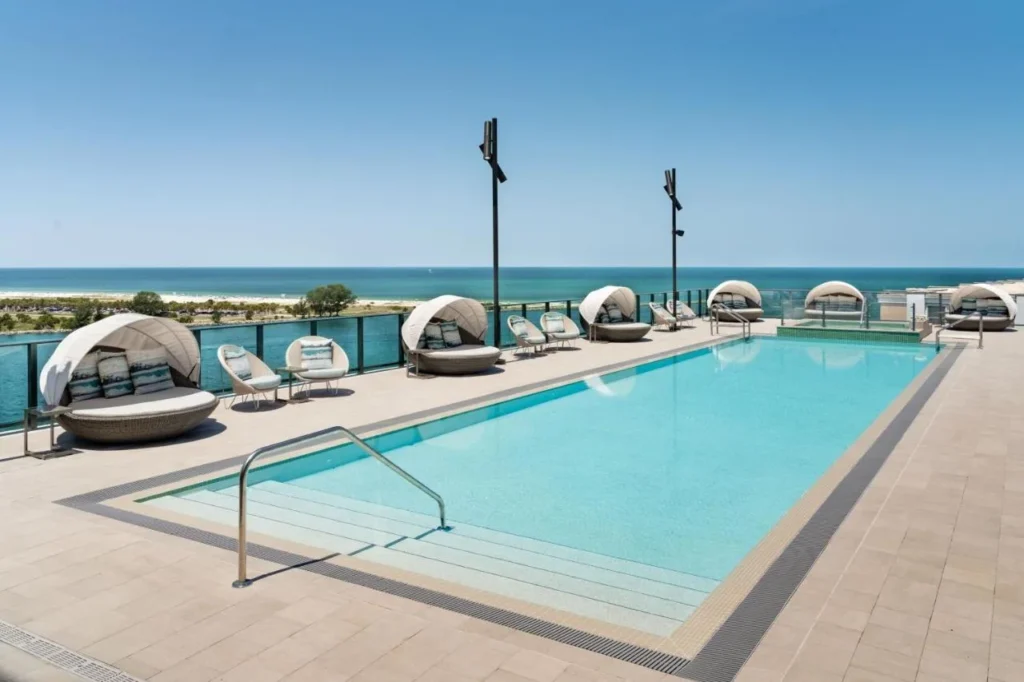 Cubierta de la piscina con caba&ntilde;as con vistas al Golfo en JW Marriott Clearwater Beach