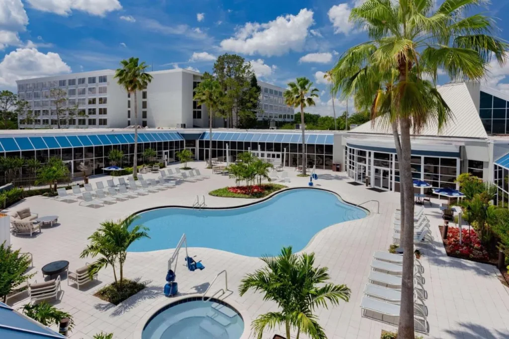Piscina, bañera de hidromasaje y tumbonas en el Courtyard del Holiday Inn Resort Kissimmee by the Parks