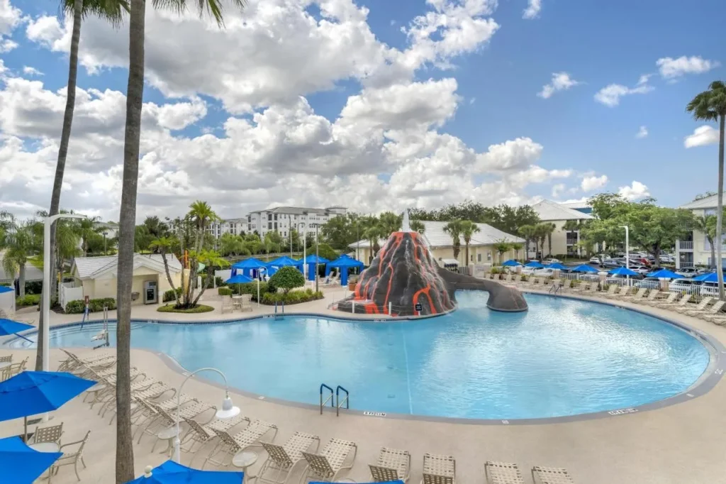 Piscina con tobogán volcánico y edificios de suites en el Hilton Vacation Club Cypress Pointe Orlando