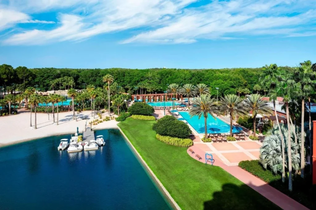 Piscinas, playa de arena blanca y botes de pedales de cisne vistos desde arriba en el Walt Disney World Dolphin