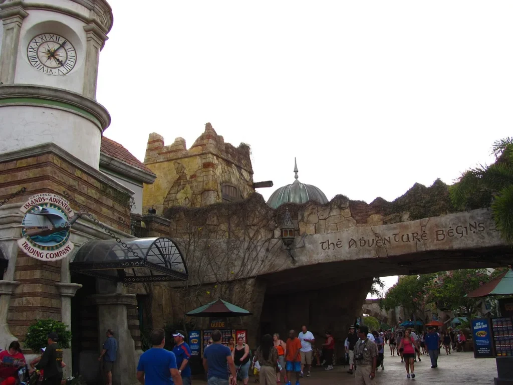 Lectura del arco del puerto de entrada La aventura comienza, con invitados que caminan en Islands of Adventure