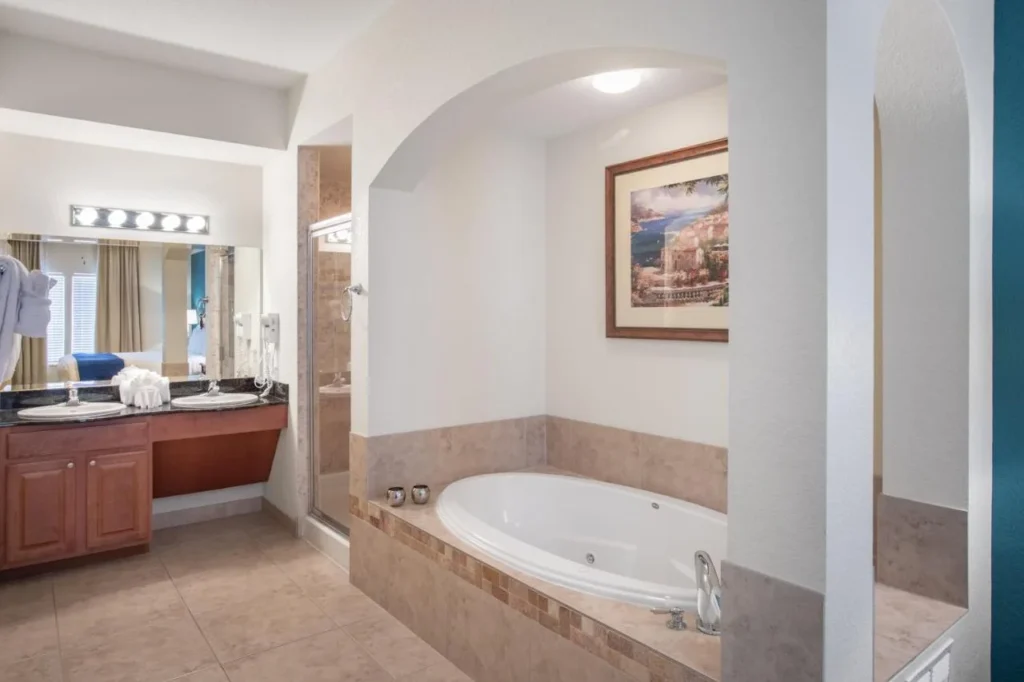 Ba&ntilde;o principal con alcoba de ba&ntilde;era de hidromasaje arqueada en Lake Buena Vista Resort Village