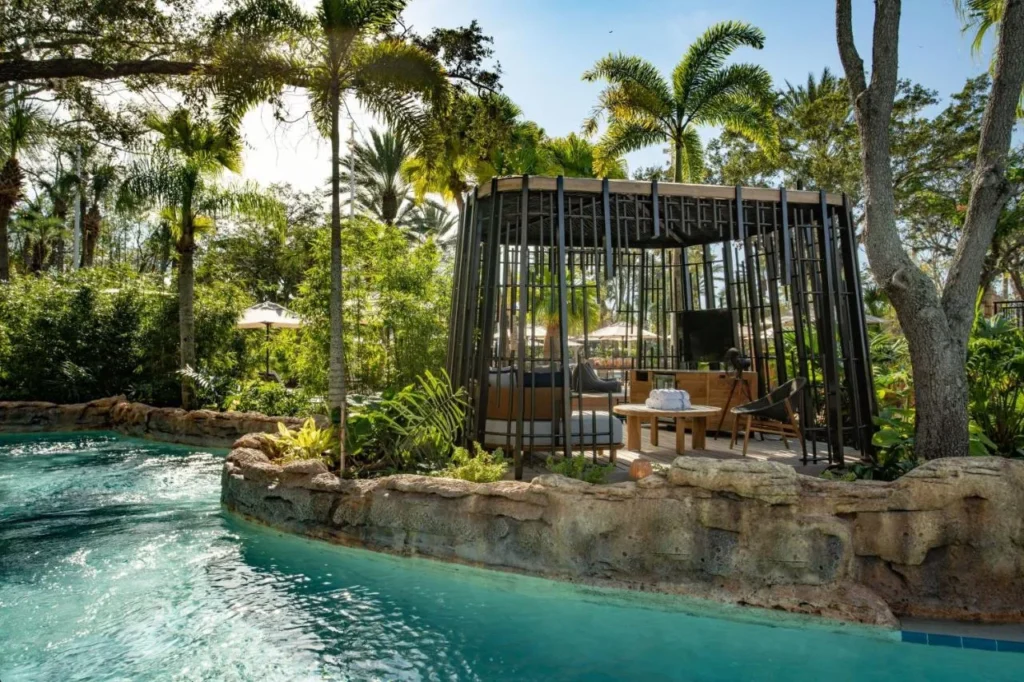 Cabaña privada junto al río lento bajo las palmeras en el Parque Acuático Grande Lakes, JW Marriott Orlando