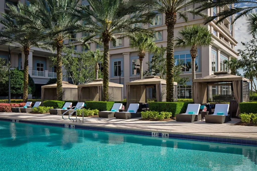 Cabañas y sillones privados junto a la piscina en el Waldorf Astoria Orlando