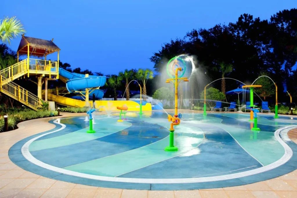 Área de salpicaduras R Aqua Zone en Renaissance Orlando at SeaWorld con toboganes de agua y pulverizadores