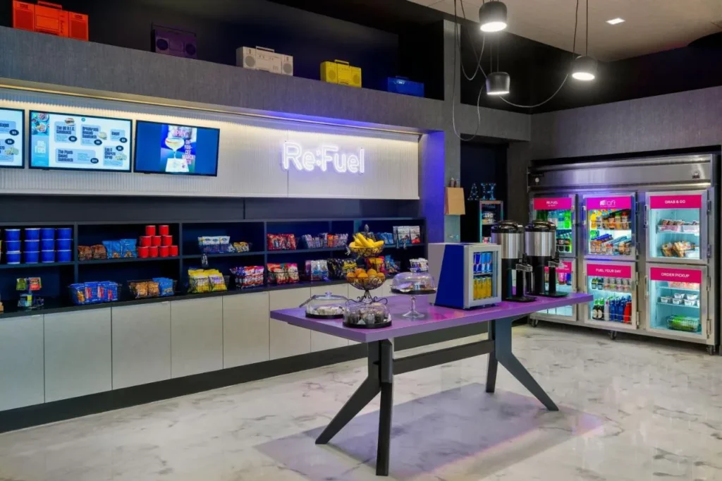 Re:fuel despensa con aperitivos, neveras y urnas de café en el Aloft Orlando Downtown