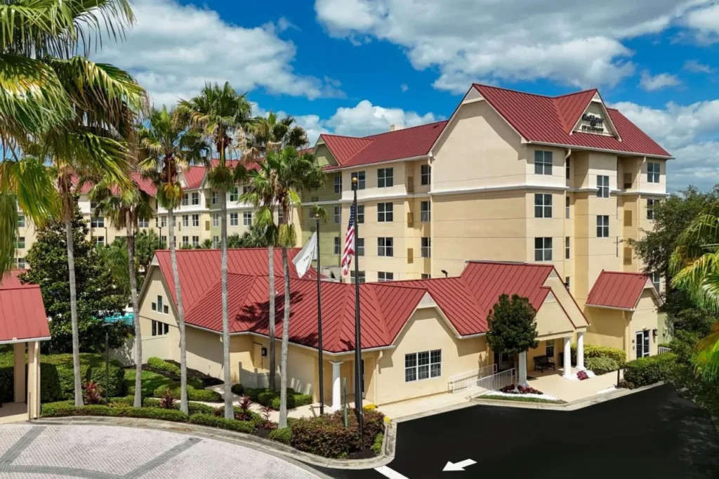 Edificios con techos rojos y palmeras vistos desde arriba en el Residence Inn Orlando Convention Center