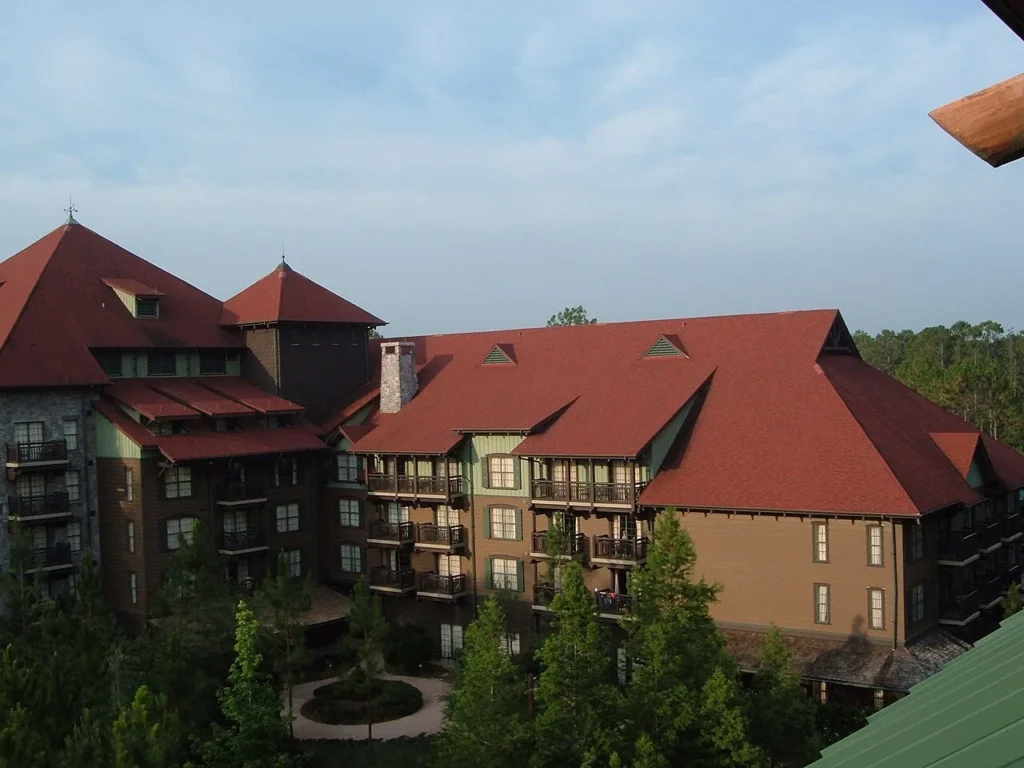 Edificios de techos rojos con balcones entre pinos en Disney's Wilderness Lodge