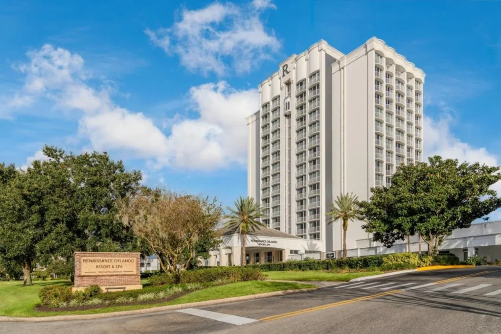 Renaissance Orlando Resort and Spa torre blanca y letrero de entrada en el Hotel Plaza Boulevard