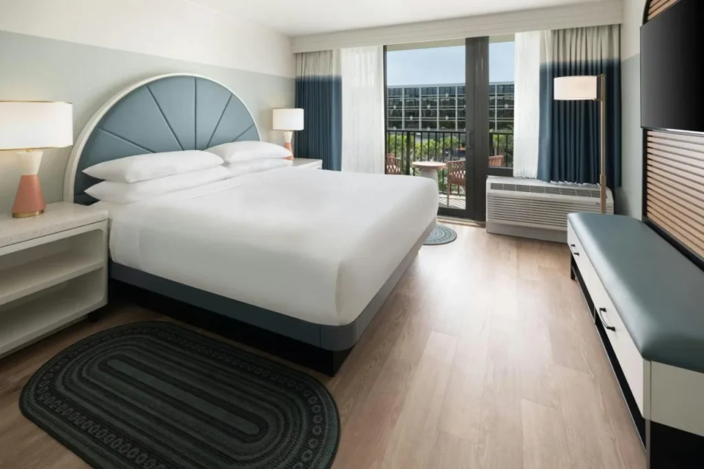 King room renovada con cabecera curva y balc&oacute;n en Sheraton Lake Buena Vista Resort