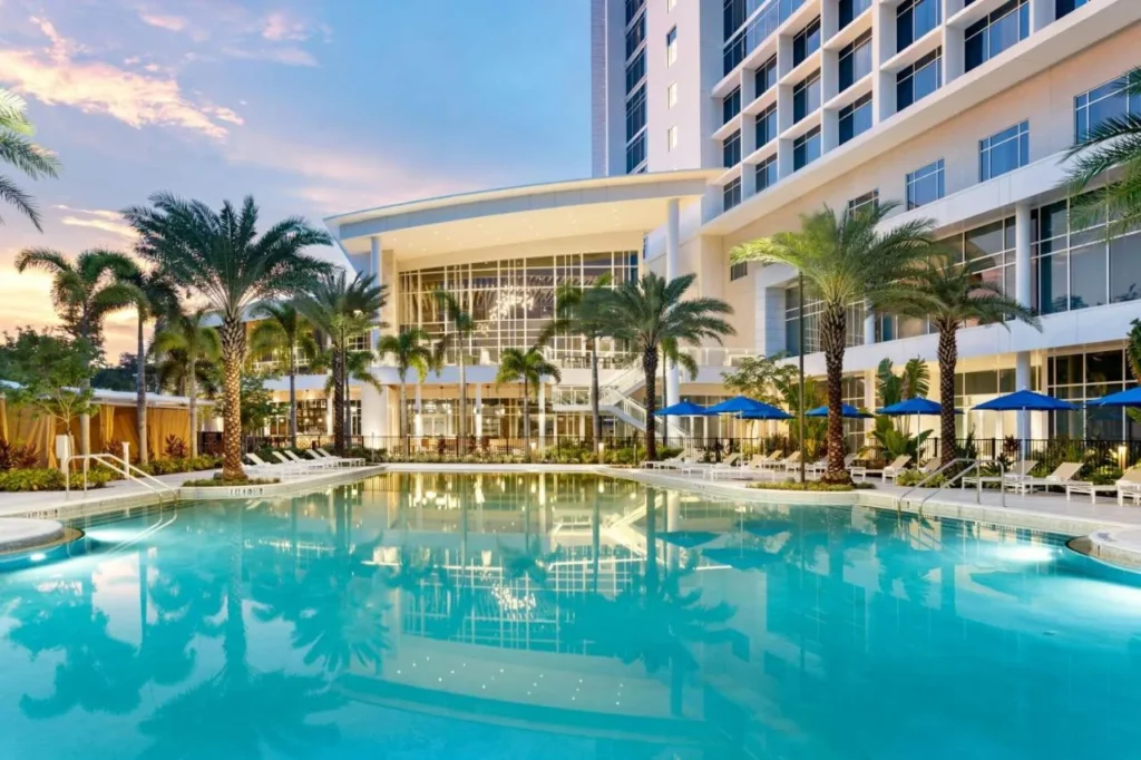 Piscina con palmeras y sombrillas azules en el JW Marriott Orlando Bonnet Creek