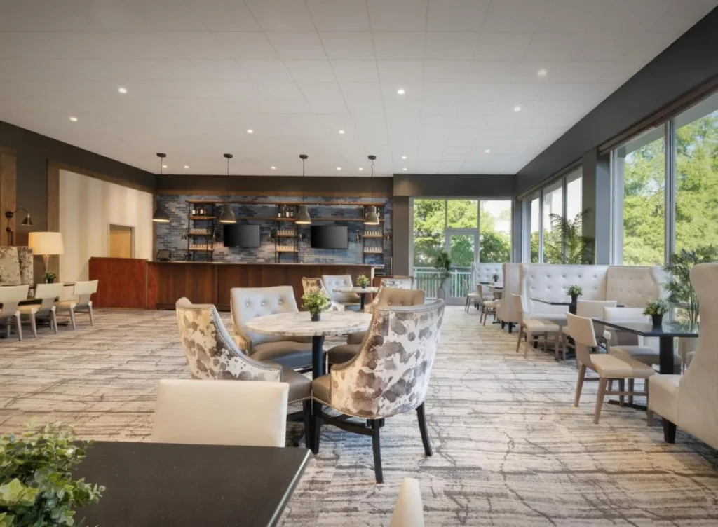 Sal&oacute;n en el restaurante con cabinas con mechones, sillones y un bar en Holiday Inn Resort Orlando Suites