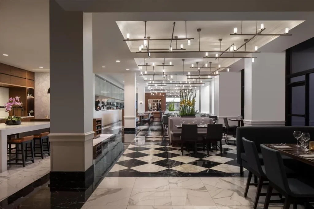Restaurante con suelo de m&aacute;rmol y cocina abierta en el Hyatt Regency Orlando