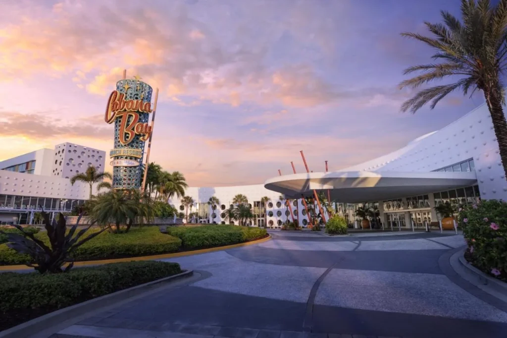 Torre de signos retro y entrada al vest&iacute;bulo al atardecer, Universal's Cabana Bay Beach Resort