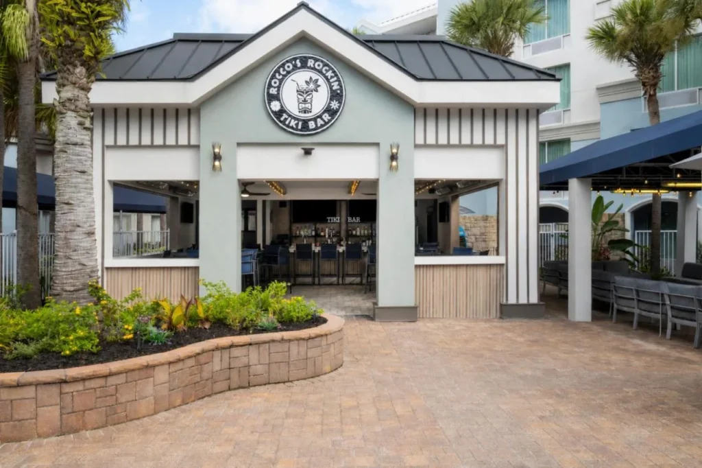 Rocco's Rockin' Tiki Bar y su patio pavimentado en Holiday Inn Resort Orlando Lake Buena Vista