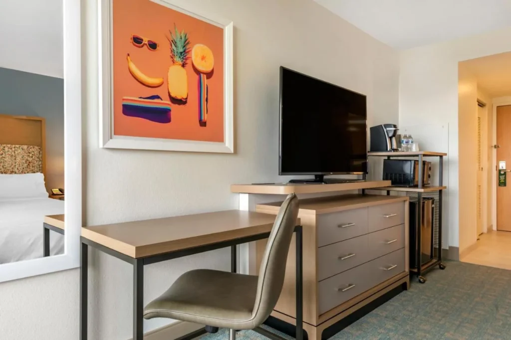 Habitación con escritorio, TV, microondas y mininevera en Holiday Inn Orlando – Disney Springs Area
