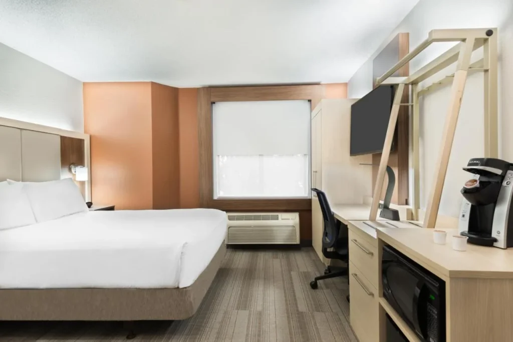 Room with a bed, desk, microwave and Keurig coffee maker at Holiday Inn Express Nearest Universal