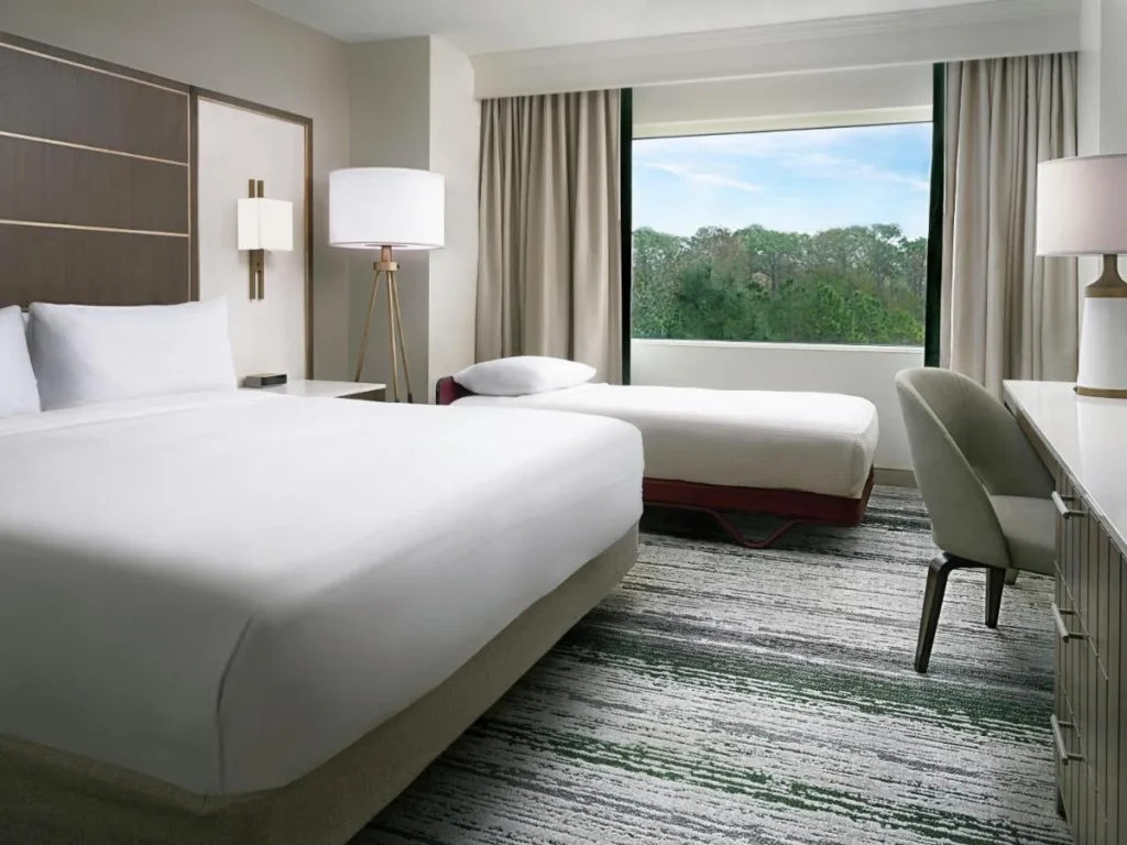 Habitaci&oacute;n con cama, sof&aacute; cama extra&iacute;ble y ventana grande en Signia by Hilton Bonnet Creek