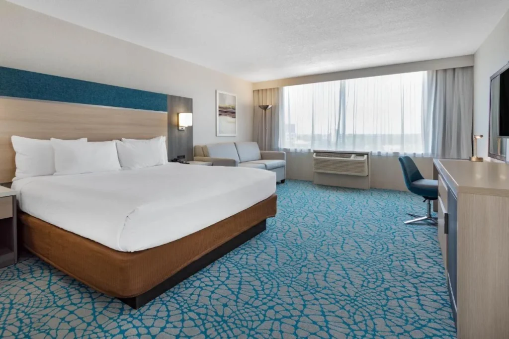 Habitaci&oacute;n con cama grande, sof&aacute; y escritorio en el Holiday Inn Resort Kissimmee by the Parks