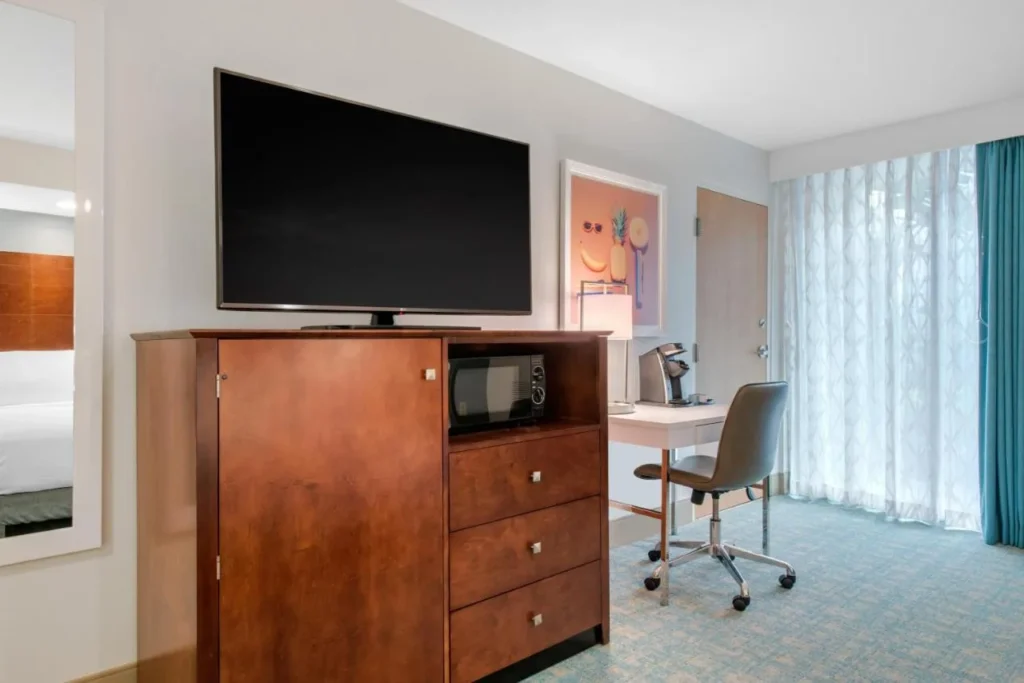 Habitaci&oacute;n con TV, microondas y escritorio en Holiday Inn Orlando &ndash; Disney Springs Area