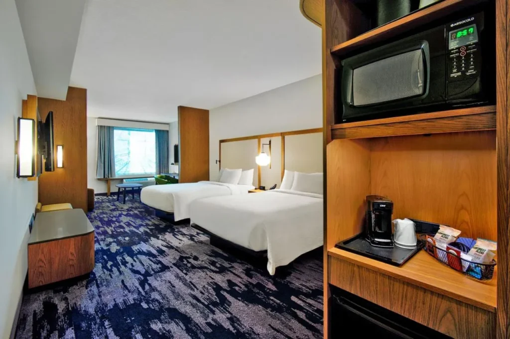 Habitaci&oacute;n con dos camas, microondas y cafetera en Fairfield Inn & Suites Flamingo Crossings