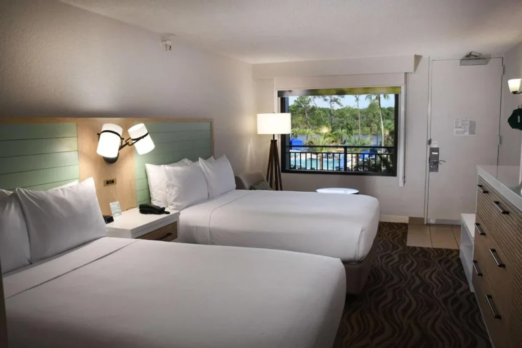 Habitaci&oacute;n con dos camas y ventana con vistas a la piscina en Wyndham Garden Lake Buena Vista