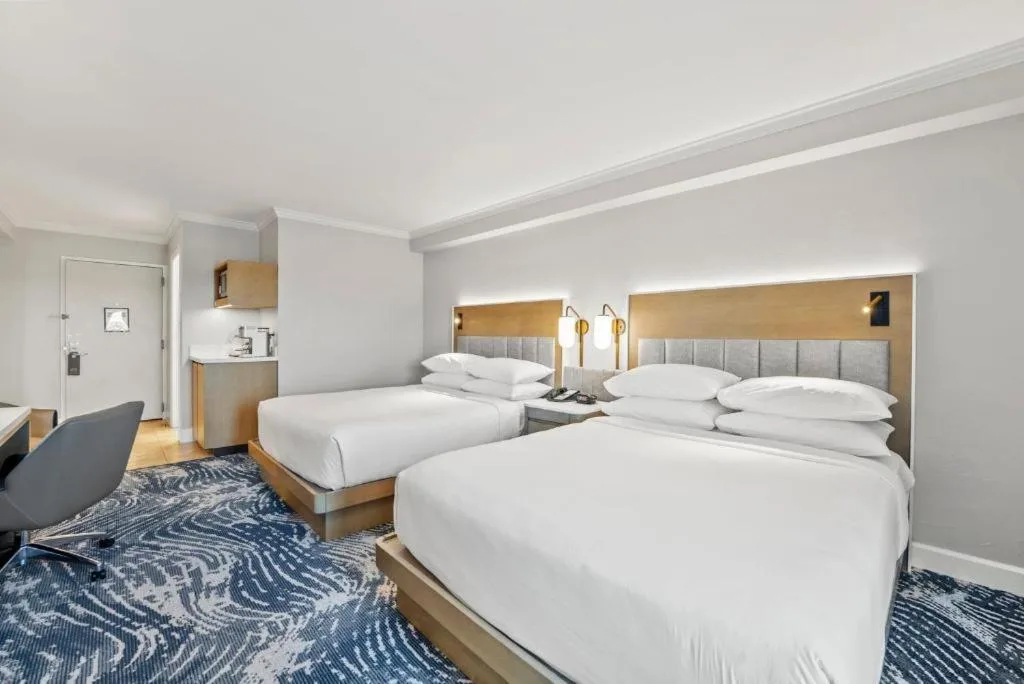 Habitaci&oacute;n con dos camas y una peque&ntilde;a cocineta en Crowne Plaza Orlando-Downtown