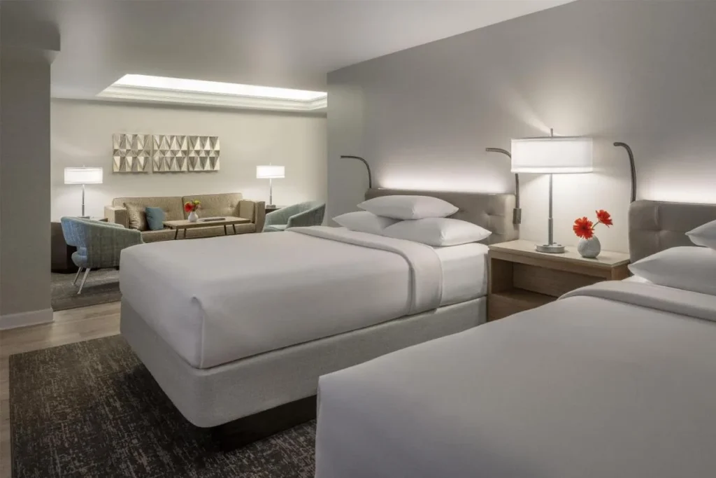 Habitaci&oacute;n con dos camas y un sof&aacute; detr&aacute;s en el Hyatt Regency Orlando International Airport