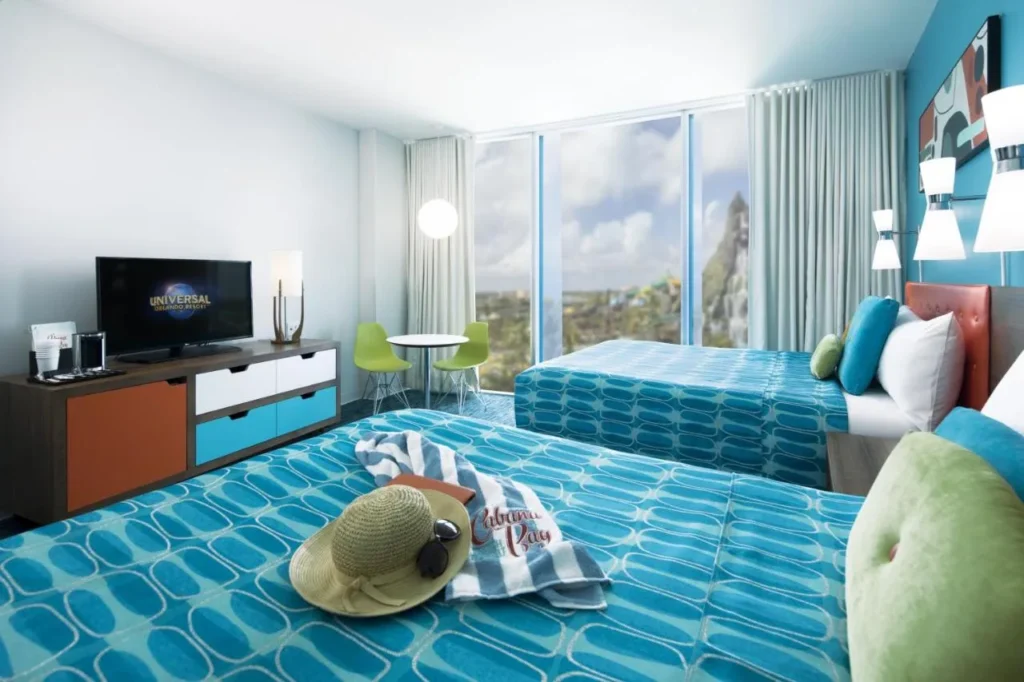 Habitación con dos camas y vistas a la bahía de Volcano en Universal's Cabana Bay Beach Resort