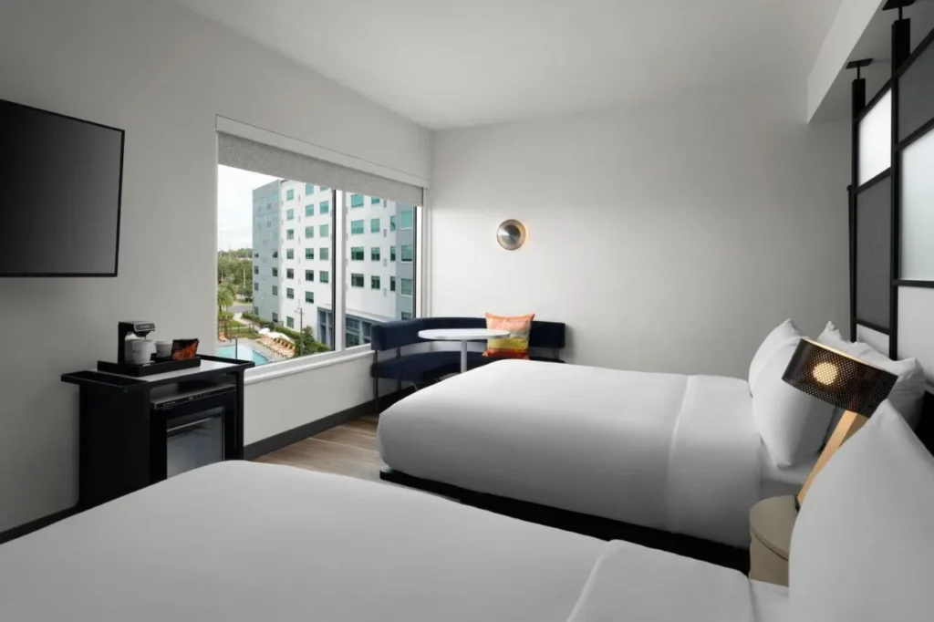 Habitaci&oacute;n con dos camas y una ventana con vistas a la piscina en Aloft Orlando at SeaWorld