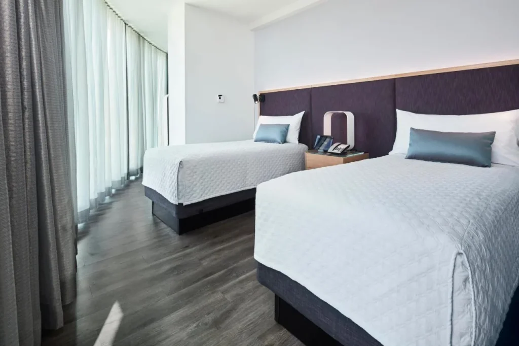 Habitación con dos camas y cortinas de piso a techo en Universal Aventura Hotel