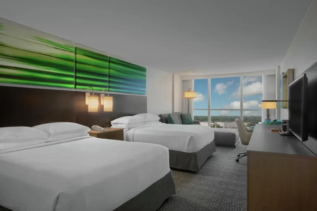 Habitaci&oacute;n con dos camas y ventanas de piso a techo en el DoubleTree at the Entrance to Universal